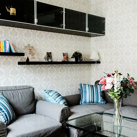 Hollo - Private Garage - A/c *